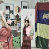 Quattro ragazze con i tipici abiti colorati indiani portano in scena le loro danze tradizionali